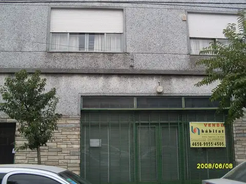 PROPIEDAD SOBRE LOTE  30M X 60M  LOCAL AL FRENTE, ENTRADA DE CAMIONES, OFICINAS,  CONSULTE !!