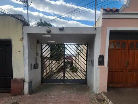 Casa 7 ambientes con 2 baños