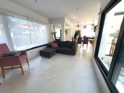 Casa en Venta con 3 cocheras