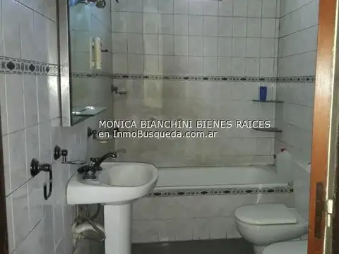 Casa 6 ambientes con 2 baños