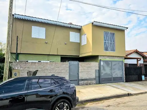 CASA DE DOS PLANTAS A LA VENTA -PRESIDENTE DERQUI-