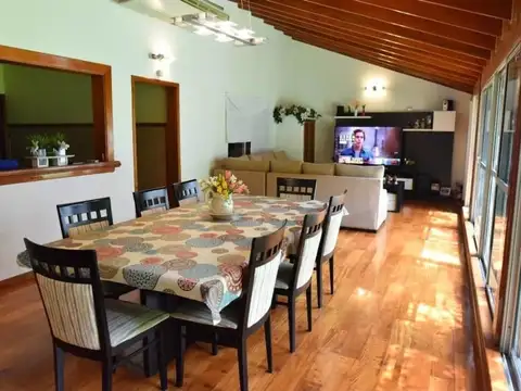 Casa en Venta con 3 cocheras