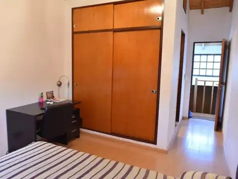 CASA DE 4 AMBIENTES   CON COCHERA PARA 3 AUTOS