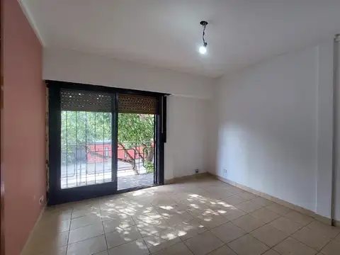 Departamento de 3 ambientes con balcón al frente.