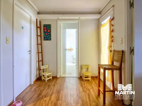 Casa en venta en Martínez 4 ambientes, baño y toilette, jardín con pileta. Dpto. 2 amb al fondo.