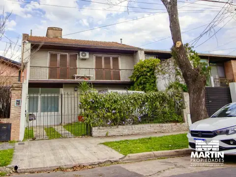 Casa en venta en Martínez 4 ambientes, baño y toilette, jardín con pileta. Dpto. 2 amb al fondo.