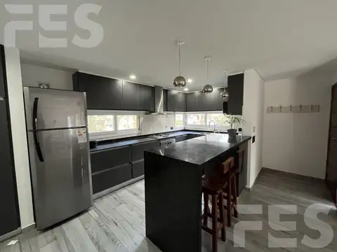 Casa en alquiler en Pinamar con pileta para 6 o 7 personas .