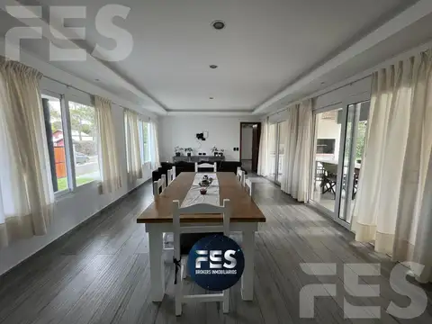 Casa en alquiler en Pinamar con pileta para 6 o 7 personas .