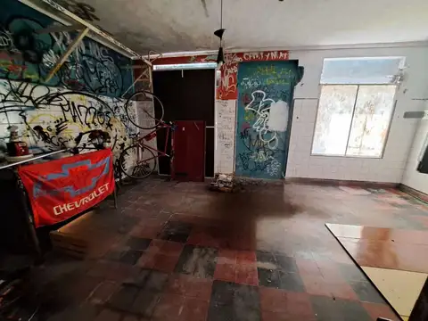 Casa con local en venta, 2 dormitorios y patio. Lp