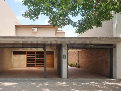 3 entre 38 y 39. Casa en Venta de 4 dormitorios La Plata