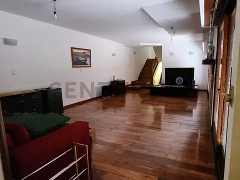 Casa 10 ambientes con 3 baños