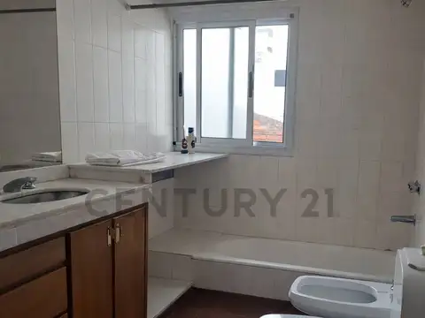 Casa 10 ambientes con 3 baños