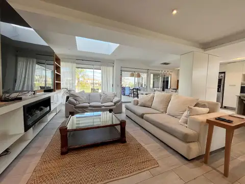 Casa en Venta con 2 cocheras