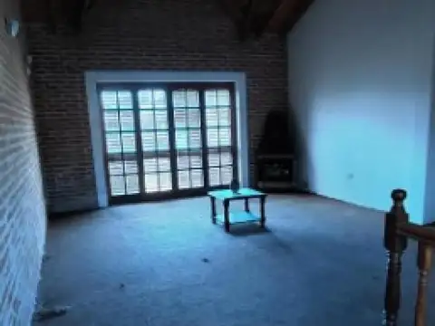 Casa 6 ambientes con 2 baños