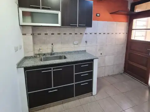 ALQUILER DE PH 2 AMB C/ PATIO Y SIN EXPENSAS EN C. MADERO