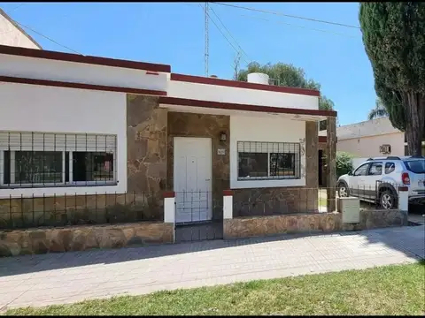 En viale, casa 5 ambiente con gran terreno