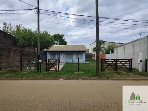 Casa en alquiler en Villa Adela con amplio jardín y cochera