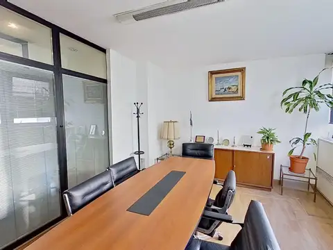 Oficina de 228 m2 con cochera fija