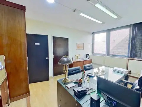 Oficina de 228 m2 con cochera fija