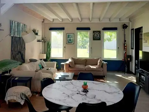 Casa 4 ambientes con 2 baños