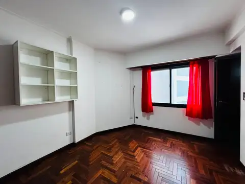 DEPARTAMENTO DE CUATRO AMBIENTES CON DEPENDENCIA Y COCHERA