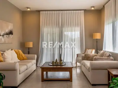 Casa 8 ambientes con 3 baños