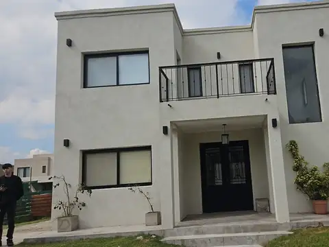 Casa en Alquiler con 3 cocheras