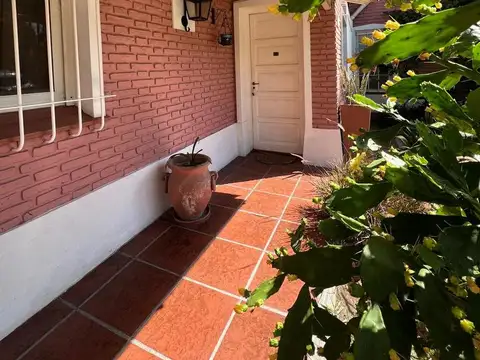 Casa multifamiliar con excelente distribucion y muy lindo jardin con pileta!
