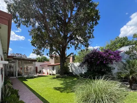 Casa 10 ambientes con 3 baños
