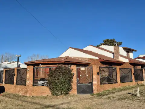 Venta casa de cinco ambientes, con cochera y jardín en Mar de Ajó, Partido de La Costa, Buenos...