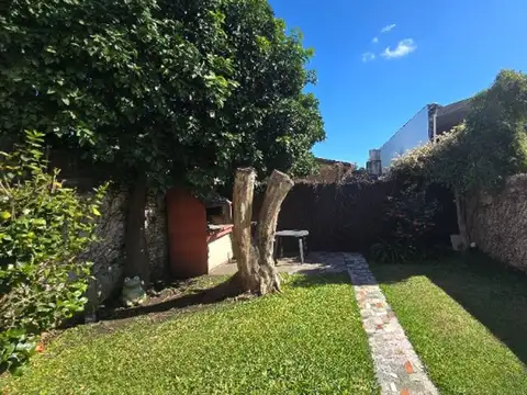 VENTA CASA 2 DORMITORIOS + COCHERA + JARDIN
