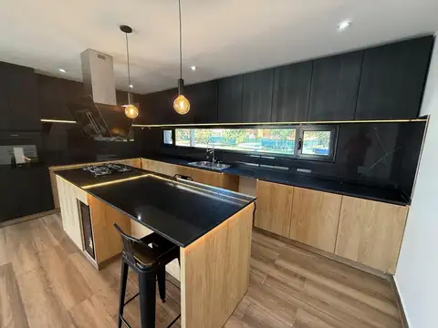 Casa 6 ambientes con 4 baños