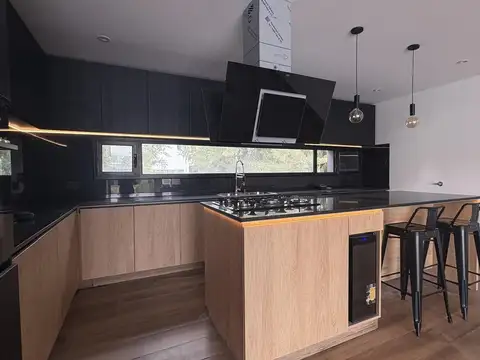 Casa 6 ambientes con 4 baños