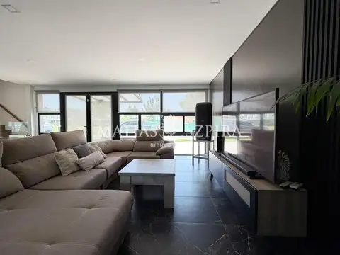 Casa 6 ambientes con 5 baños
