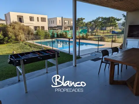 Casa 4 ambientes con 2 baños