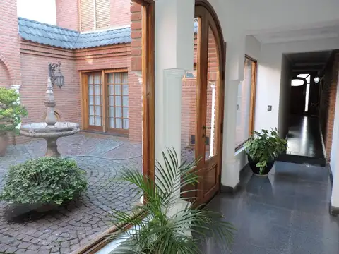 Excelente Chalet c/ detalles de categoría 6 amb. c/dep, garaje, parque, piscina, parrilla, qcho.