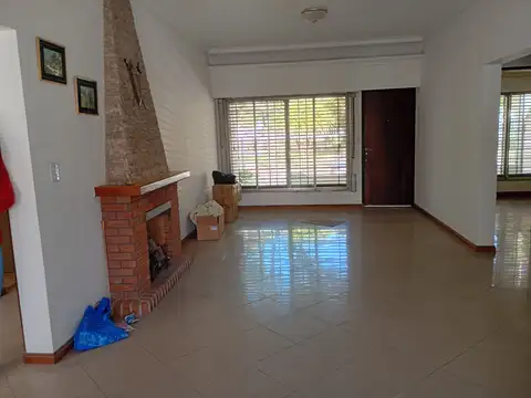 ALQUILA IMPORTANTE PROPIEDAD, CASA TRES AMB CON PILETA Y GARAGE. VILLA ADELINA