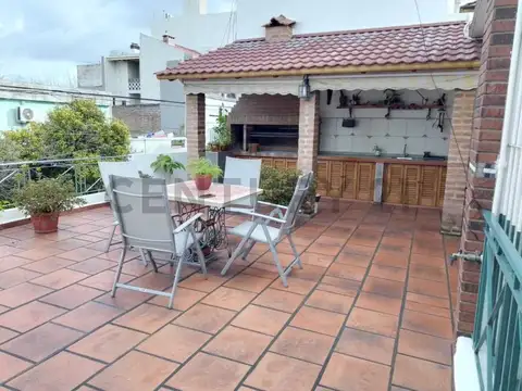 CASA EN VENTA 4 AMBIENTES, DOS TERRAZAS, QUINCHO y COCHERA EN POMPEYA. APTO CRÉDITO.