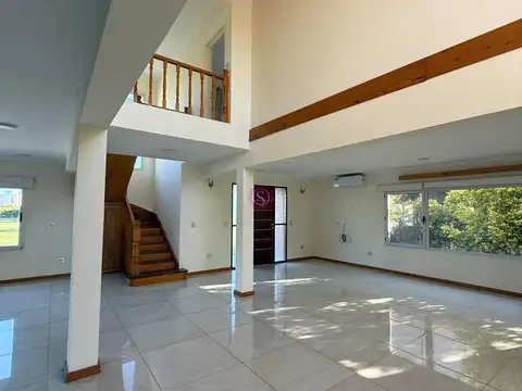 Casa en Alquiler con 1 cochera
