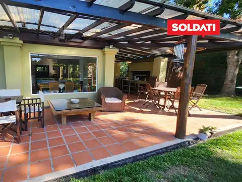 Casa 4 ambientes con 2 baños