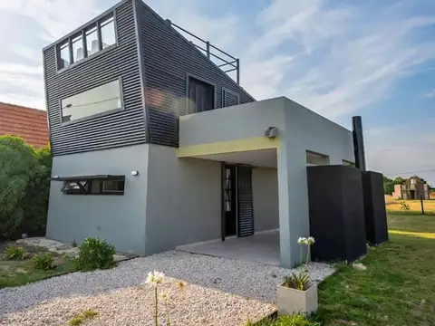 Casa 2 ambientes con jardín y vista al mar