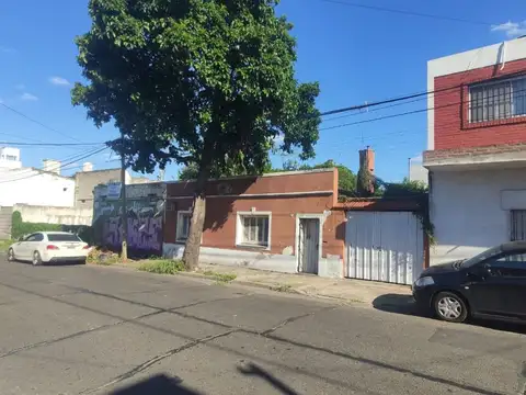 CASA AMERICANA EN VENTA (para modernizar) Castelar Norte