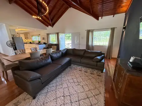 Casa en Alquiler Temporal con 1 cochera