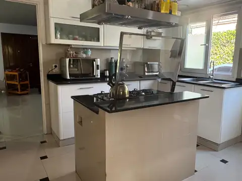 VENTA CASA 4 DORMITORIOS CON PILETA B PRIV A MTS DEL ACCESO