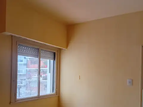 2 ambientes interno, pero luminoso. Cocina separada. Servicios individuales.