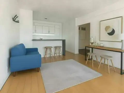 Departamento tres ambientes refaccionado a nuevo. Muy luminoso. Piso alto. Una cuadra subte A