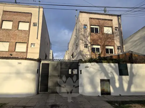Departamento en alquiler de un dormitorio con patio y cochera en Los Hornos - Bajas Expensas