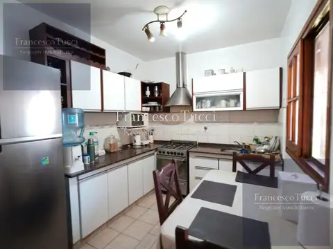 Casa en Venta con 4 cocheras