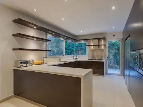 Casa Santa Bárbara venta 9 ambientes lago central