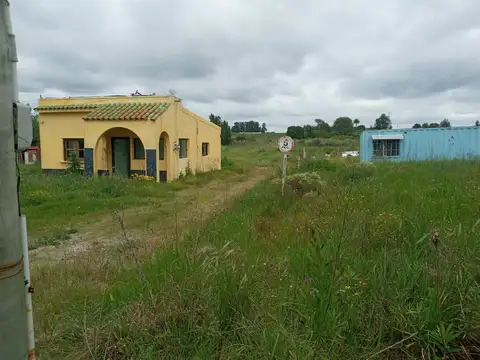 Amplio Terreno con Construcción en Sauce